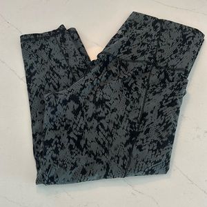 Athleta 1x snake skin black 7/8 leggings with pockets